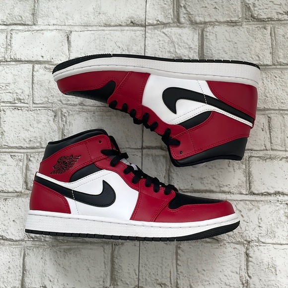 Jordan 1 “Chicago” - Picture 2 of 9